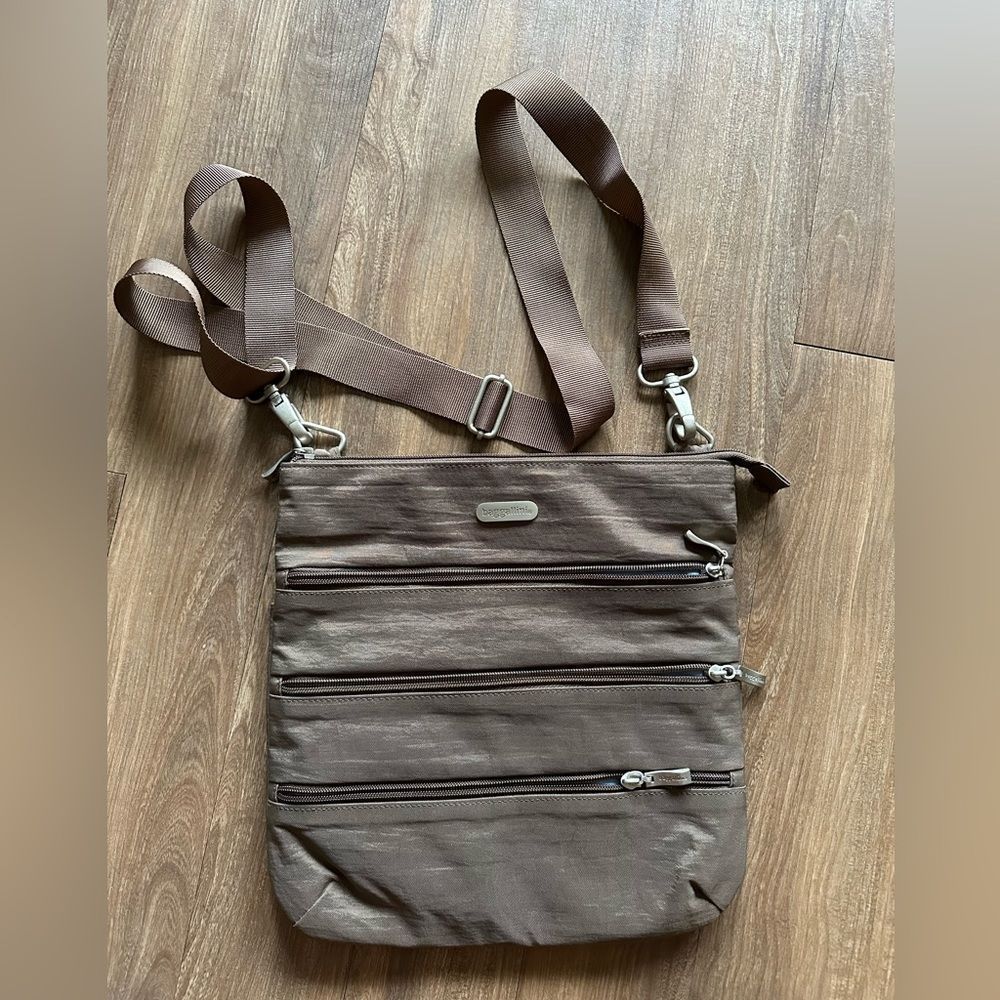 Baggallini Big Zipper Bagg With RFID